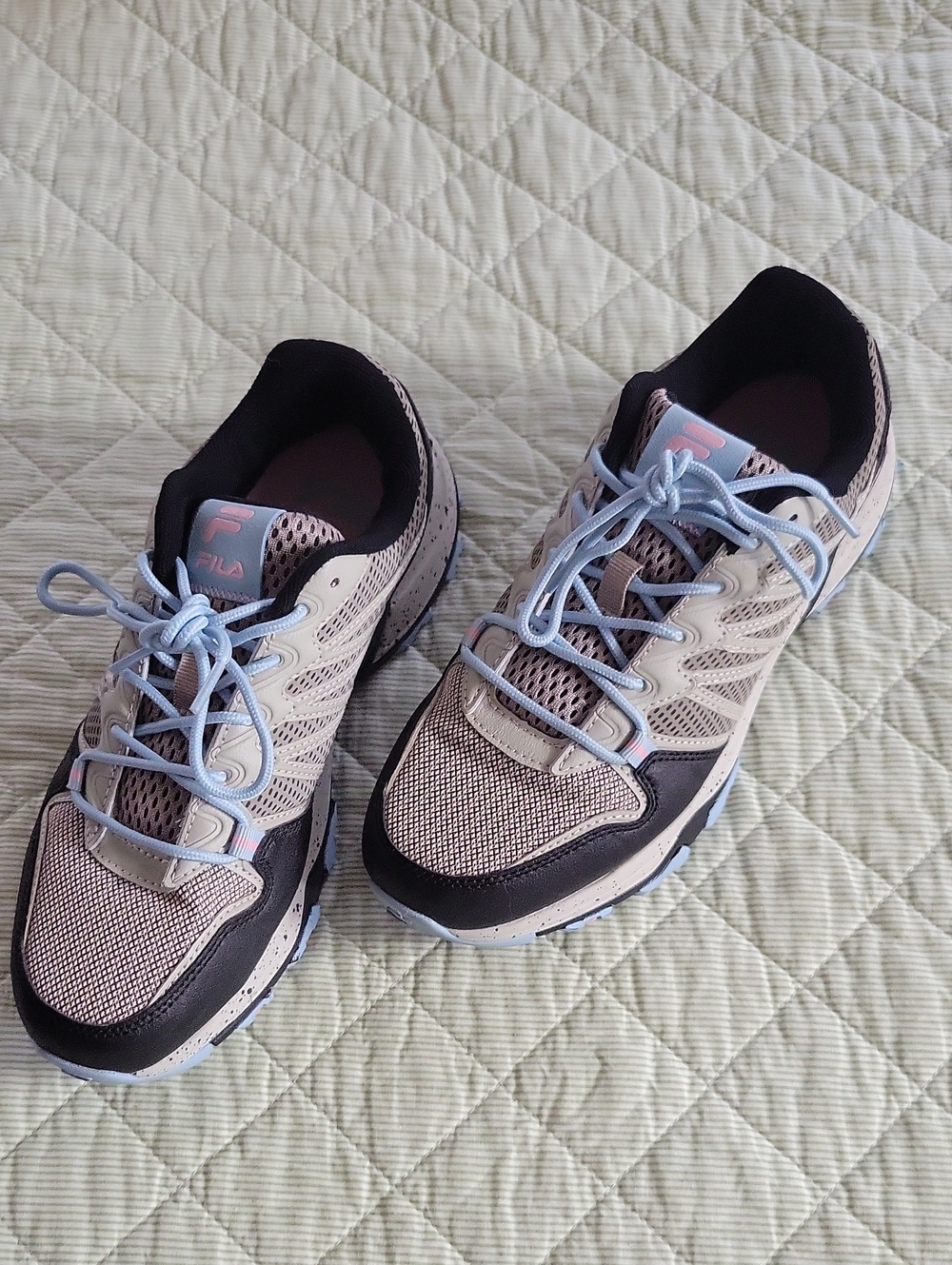 FILA - 8.5 size Women's Athletic Sneakers in Black and Beige with Pastel Laces - Picture 4 of 4